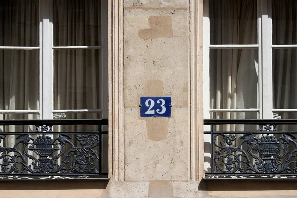 パリにビル番号と窓 — ストック写真