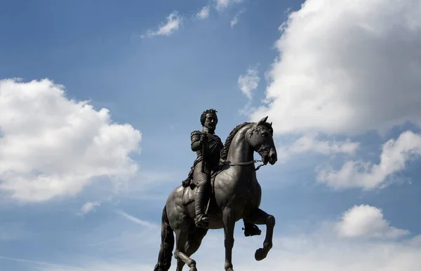 パリのヘンリー4世の像 — ストック写真