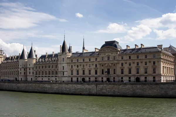 Paris Tarihi Bina Bulutlu Gökyüzü Ile Seine Nehri — Stok fotoğraf