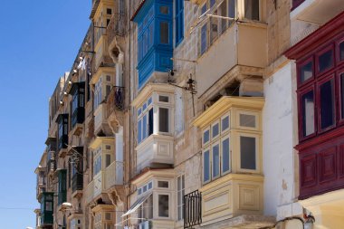 Valletta / Malta 'daki eski tarihi binalara yakından bakın. Görüntü şehrin mimari tarzını ve yaşam tarzını gösteriyor. Akdeniz ada ülkesi Malta 'nın başkentidir..