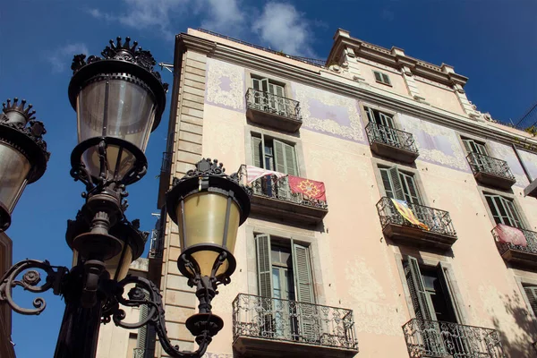 Нижній Вигляд Старої Історичної Традиційної Будівлі Вуличної Лампи Барселоні Показує — стокове фото