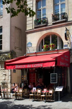 İnsanlar Paris 'teki Centre Pompidou Müzesi yakınlarında brunch / öğle yemeği yiyorlar.