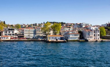 İstanbul 'un Asya yakasında tekne turundan bir mahalle manzarası