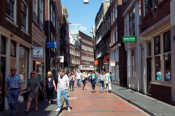 看到人们在阿姆斯特丹的沃默斯特拉大街上散步 它是最古老的街道之一 有许多咖啡馆 餐馆和商店 这是一个阳光灿烂的夏日 — 图库照片
