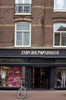 Amsterdam 'da lüks alışveriş caddesindeki İtalyan lüks moda evinin önünde park etmiş 