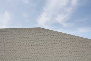 Göz Filmleri Müzesi 'nin ve Amsterdam' ın mimari yapısına yakından bakın. Çağdaş Hollanda ve yabancı film posterlerinin büyük bir koleksiyonu. Açık mavi gökyüzü güneşli bir yaz günüdür..