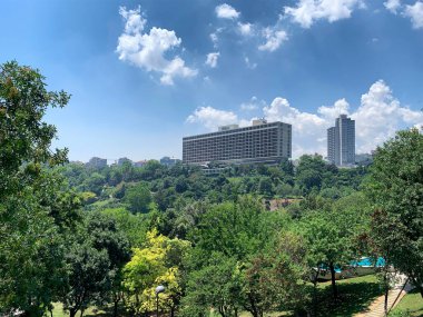 İstanbul 'daki ünlü uluslararası otel binaları ve halka açık park manzarası. Güneşli bir yaz günü..