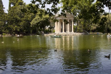 İnsanlar botlara biniyor ve Roma 'daki Borghese bahçesinde 