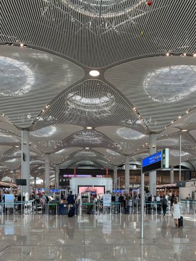 Yeni İstanbul havaalanının güvenlik kontrolünde yürüyen yolcuların görüntüsü.