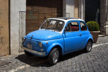 Roma 'da Trastevere caddelerinden birine park edilmiş Retro, blue, little, old car