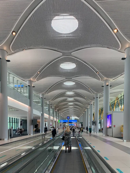 Vista Personas Caminando Por Pasarelas Móviles Nuevo Aeropuerto Estambul —  Fotos de Stock