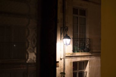 Paris 'te bir sokak lambasının gece manzarası.