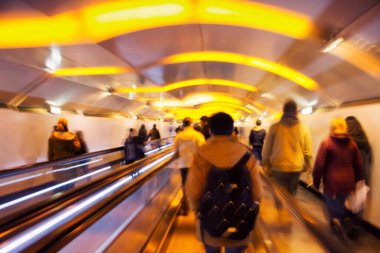 Paris 'teki metro istasyonunda yürüyen yürüyen yürüyen insanların bulanık görüntüsü..