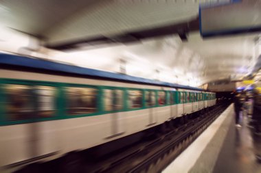 Paris 'teki metro istasyonundan kalkan trenin bulanık görüntüsü..