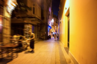 İstanbul 'da Taksim / Beyoğlu bölgesinde gece sokakta yürüyen insanların bulanık görüntüsü. Konum yoğun bir gece hayatı, alışveriş ve yemek bölgesi..