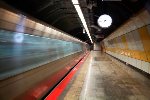 Suddig Rörelse Bild Tunnelbanetåg Istanbul Tunnelbanestation — Stockfoto