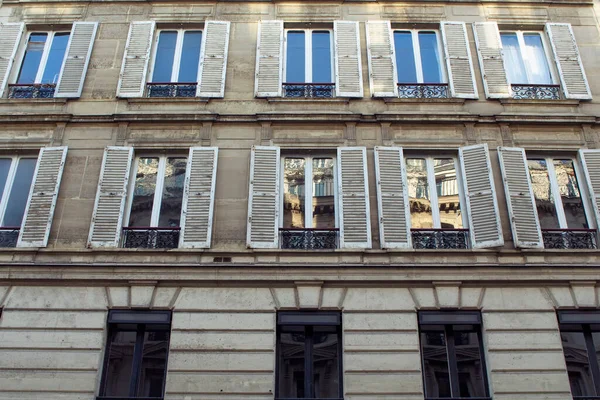 フランス パリの建築様式を示すパリの建物の下のビュー — ストック写真
