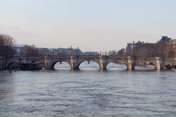 パリのセーヌ川にポン ヌフと呼ばれる歴史的な橋の眺め — ストック写真