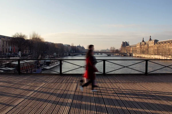 Rozmazaný Film Dvojice Kráčející Mostě Pont Des Arts Řece Seine — Stock fotografie