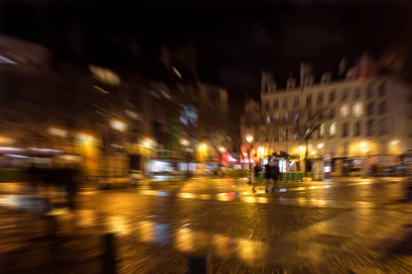 Imagen Borrosa Del Movimiento Gente Caminando Por Calle Por Noche —  Fotos de Stock