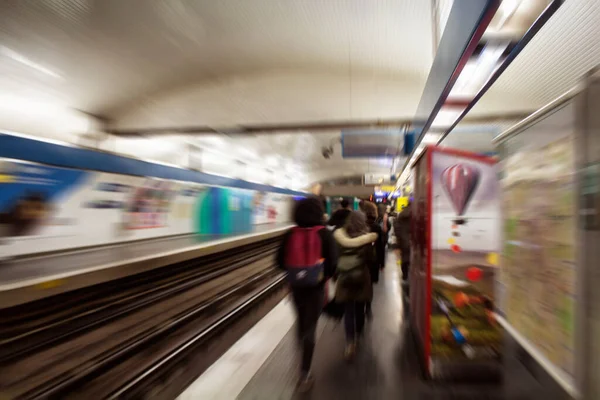 Homályos Mozgókép Párizsi Metróállomáson Sétáló Emberekről — Stock Fotó