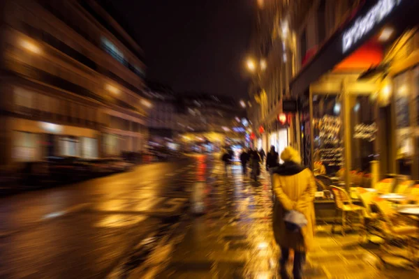 Размытое Изображение Людей Идущих Улице Ночью Париже — стоковое фото