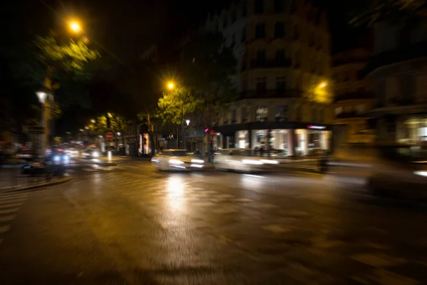 巴黎夜间交通中车辆的水泡运动图像 — 图库照片