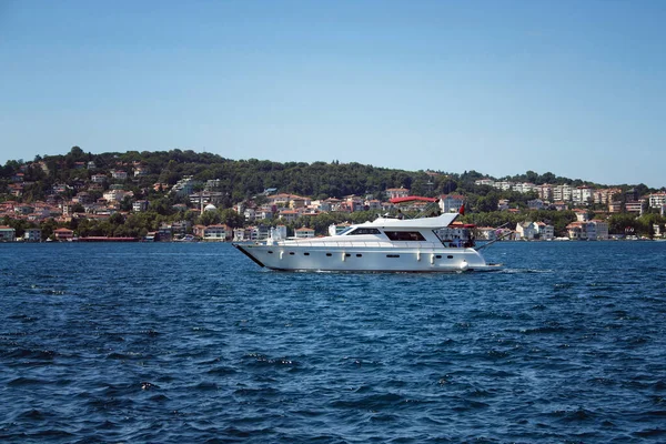 Unrecognizable People Ride Luxury White Yacht Bosphorus Sunny Summer Day — Stock Photo, Image