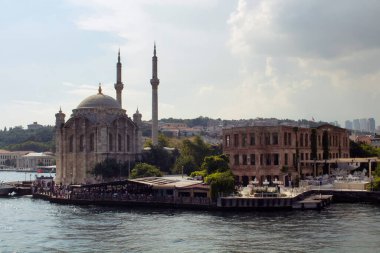 Ortakoy Meydanı manzarası, ünlü tarihi cami ve İstanbul 'da güneşli bir yaz gününde insanlar.