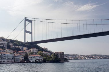 İstanbul 'un Avrupa yakasındaki FSM köprüsü, Boğaz ve binaların manzarası. Güneşli bir yaz günü..