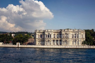 İstanbul 'da Boğaz' ın eski ve tarihi köşkünün manzarası.
