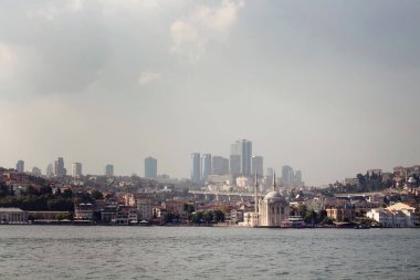 İstanbul 'un Boğaz ve Avrupa tarafındaki Eski ve tarihi Ortakoy Camii manzarası.