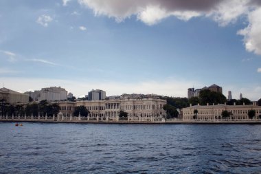 İstanbul 'un Avrupa yakasındaki İstanbul Boğazı' nın eski ve tarihi binalarının manzarası.