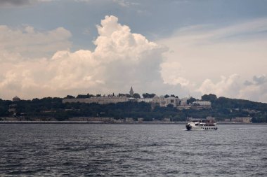 Boğazdaki bir motorlu tekne manzarası. İstanbul 'da Topkapı Sarayı arka planda.