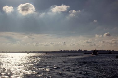 Güneşli bir yaz gününde feribot, İstanbul Boğazı ve İstanbul 'un Avrupa yakasının manzarası.