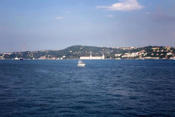 Vue Yacht Blanc Bosphore Côté Asiatique Istanbul Est Une Journée — Photo