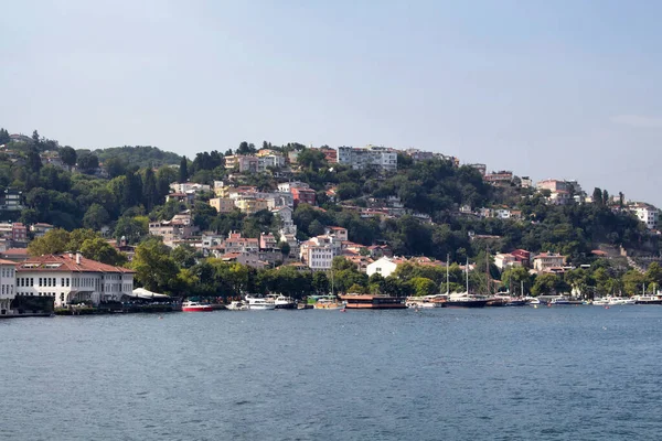 Vista Lanchas Yates Bósforo Edificios Barrio Kurucesme Lado Europeo Estambul — Foto de Stock