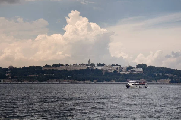 Vista Uma Lancha Bósforo Palácio Topkapi Está Fundo Istambul — Fotografia de Stock