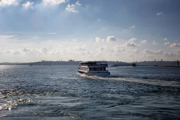 在阳光明媚的夏日 可以看到伊斯坦布尔的公共渡船 博斯普鲁斯海峡和欧洲一侧 — 图库照片