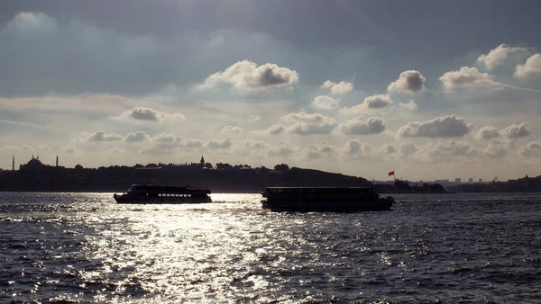 Imagem Retroiluminada Dois Ferry Boats Estreito Bosphrous Istambul Nuvens Palácio — Fotografia de Stock