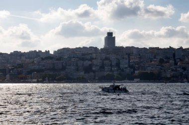 İstanbul Boğazı 'nda küçük bir yat. Arka planda Avrupa tarafındaki binalar var.