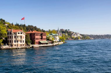 İstanbul 'un Asya yakasında tekne turundan bir mahalle manzarası