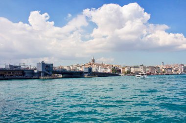 Halic Köprüsü, Galata Kulesi ve geçen tekneler