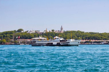 İstanbul 'daki Topkapı Sarayı' nın önünden feribot geçiyor