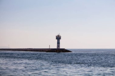 İstanbul 'daki Kadıköy feribot istasyonu yakınlarındaki Marmara Denizi' ndeki su kırıcının görüntüsü.