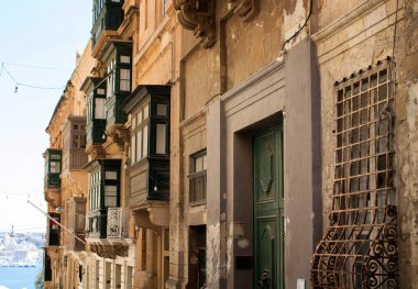 Valletta / Malta 'daki eski tarihi binalara yakından bakın. Görüntü şehrin mimari tarzını ve yaşam tarzını gösteriyor. Akdeniz ada ülkesi Malta 'nın başkentidir..