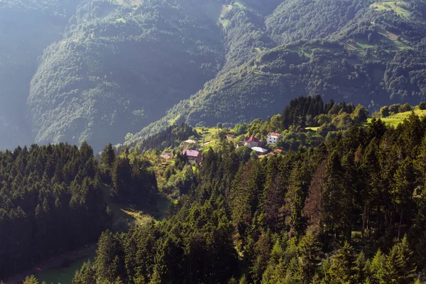 高台村景观 山林营造美丽的自然景观 该图像是在位于土耳其东北部的黑海地区Trabzon Rize地区拍摄的 — 图库照片