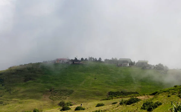 Vista Aldeia Planalto Alto Nevoeiro Criando Bela Cena Natureza Imagem — Fotografia de Stock