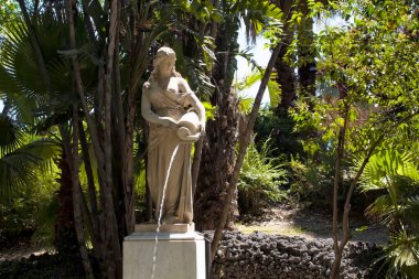 İtalya 'nın Sicilya kentindeki Parco Maestranze' ye (halka açık park) su döken bir kadın heykeli görülüyor.