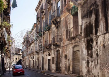 Catania / İtalya 'daki tarihi sokaklardan birinin manzarası. Görüntü bölgenin mimari tarzını gösteriyor.